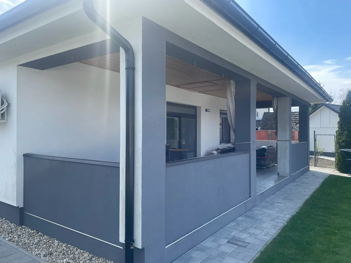 Terasa v Nitre pred realizáciou zasklenia systémom Klasik, pohľad z boku, farba rámov RAL 8017 - Tava hnedá