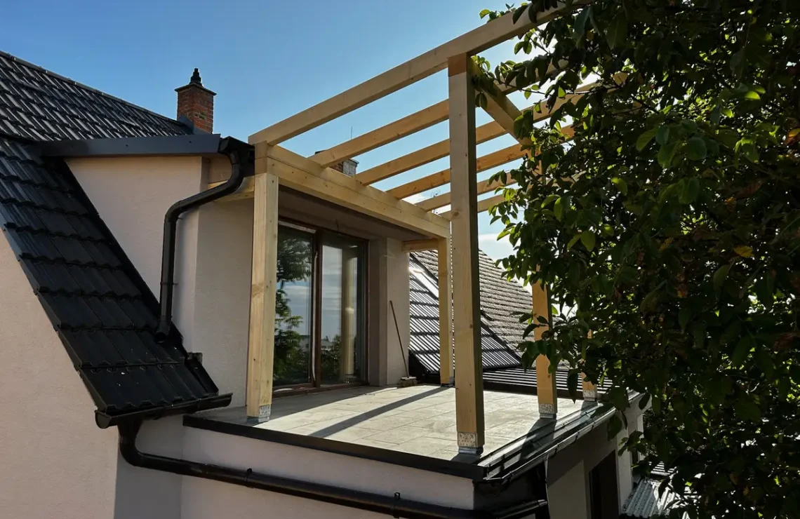 Dokončená konštrukcia drevenej pergoly v Skalici na balkóne