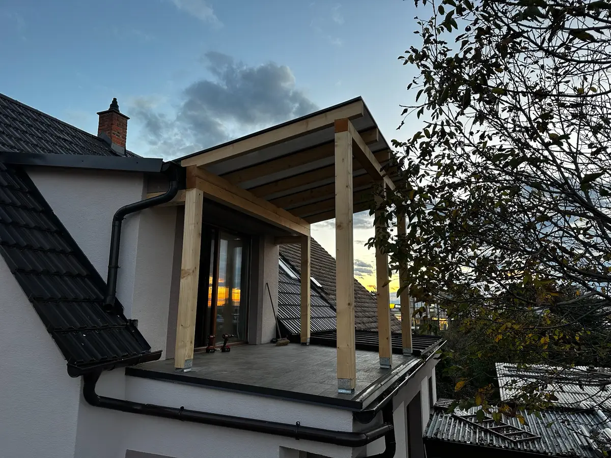 Hotová drevená pergola v Skalici, pohľad z bočnej strany