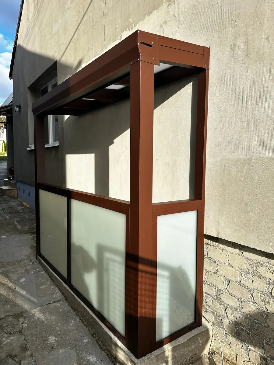 Hliníková pergola s tmavo hnedou konštrukciou RAL 8011 v Hlohovci, pohľad z pravého uhla